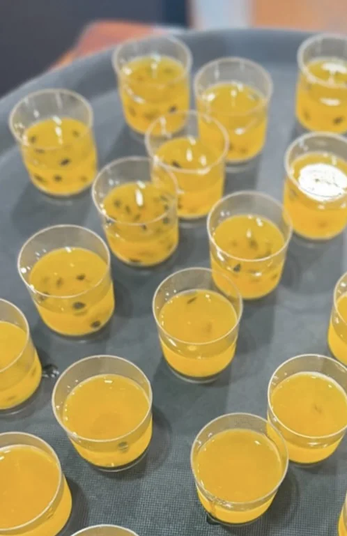 Bandeja de chupitos de maracuyá