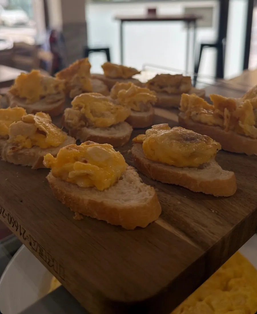 Bandeja de pinchos variados en Manas